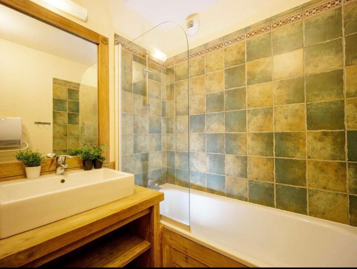 סן-לארי-סולאן Appartements Avec Piscine Interieure Sauna Parking Etage 1 Au Centre Du Village Dans Residence Cami Real מראה חיצוני תמונה